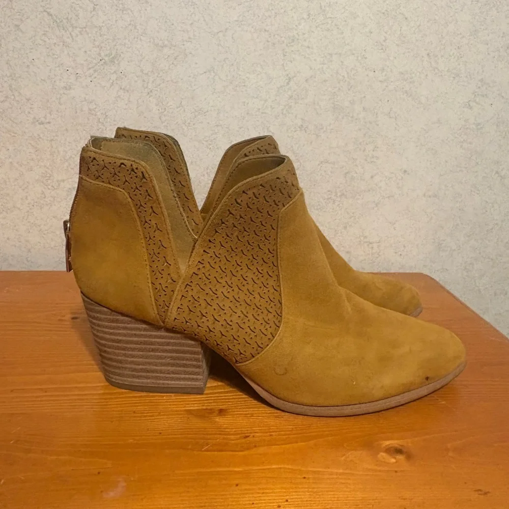 Vince Camuto Norva Women's Tan Suede Ankle Boots Booties Size 7.5